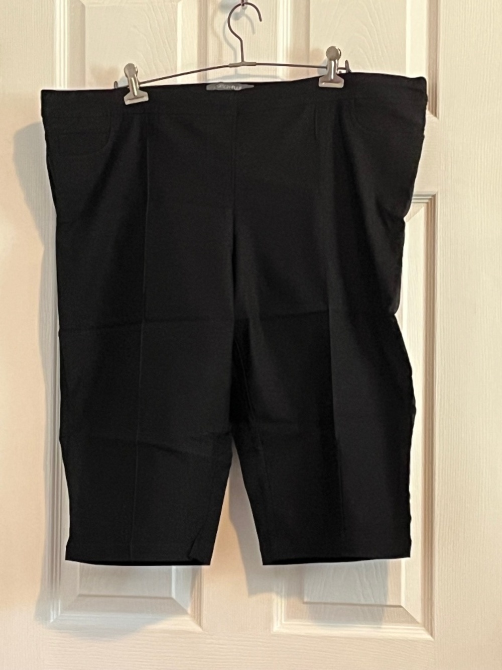 NWT size 20 black stretch capri